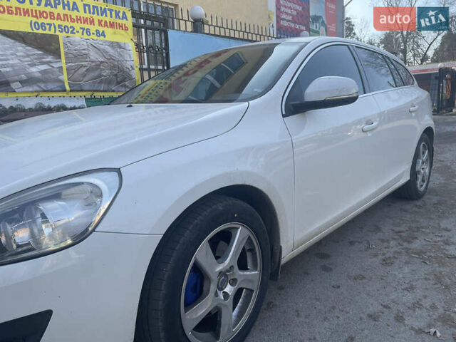 Белый Вольво B60, объемом двигателя 1.56 л и пробегом 260 тыс. км за 8000 $, фото 1 на Automoto.ua