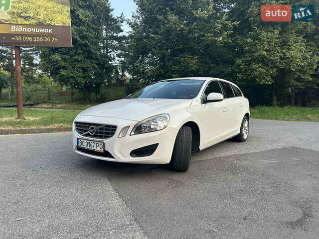 Белый Вольво B60, объемом двигателя 1.56 л и пробегом 215 тыс. км за 10400 $, фото 1 на Automoto.ua