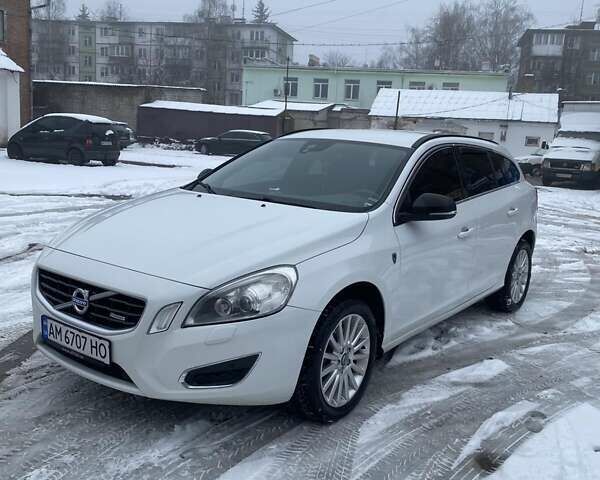 Белый Вольво B60, объемом двигателя 2.4 л и пробегом 228 тыс. км за 10600 $, фото 1 на Automoto.ua