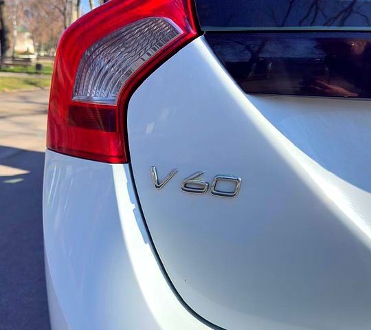 Белый Вольво B60, объемом двигателя 1.6 л и пробегом 335 тыс. км за 8900 $, фото 1 на Automoto.ua