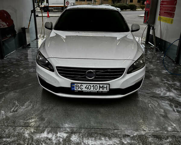 Белый Вольво B60, объемом двигателя 1.56 л и пробегом 306 тыс. км за 10413 $, фото 1 на Automoto.ua