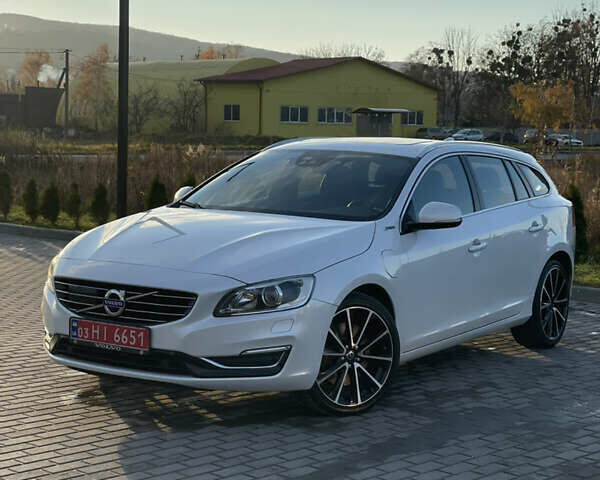 Белый Вольво B60, объемом двигателя 2.4 л и пробегом 214 тыс. км за 17299 $, фото 1 на Automoto.ua