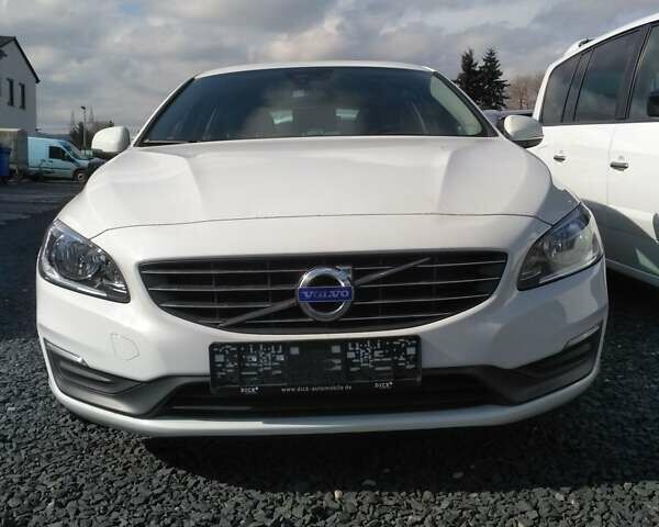 Белый Вольво B60, объемом двигателя 2 л и пробегом 272 тыс. км за 10500 $, фото 1 на Automoto.ua