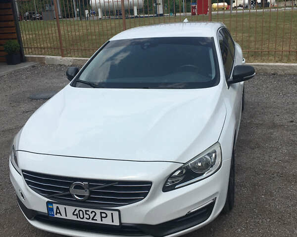 Белый Вольво B60, объемом двигателя 1.56 л и пробегом 188 тыс. км за 13300 $, фото 1 на Automoto.ua