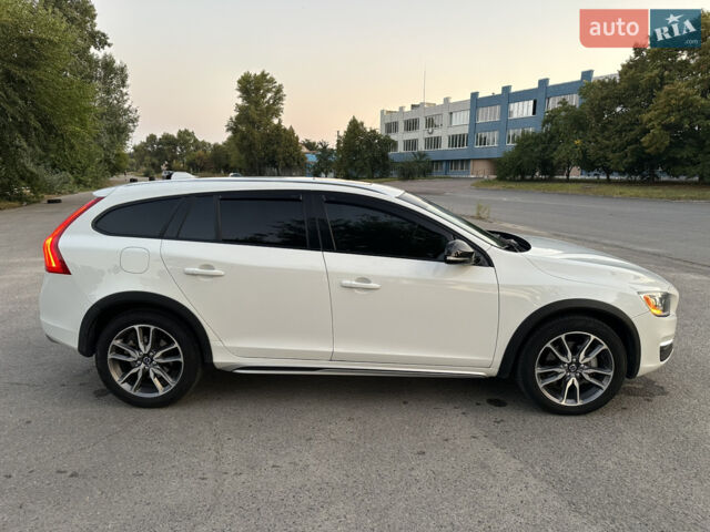 Белый Вольво B60, объемом двигателя 2.5 л и пробегом 140 тыс. км за 16900 $, фото 1 на Automoto.ua