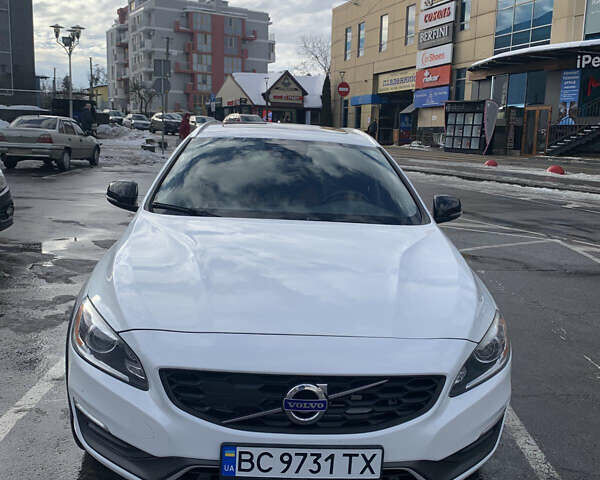 Белый Вольво B60, объемом двигателя 2.5 л и пробегом 150 тыс. км за 17500 $, фото 1 на Automoto.ua