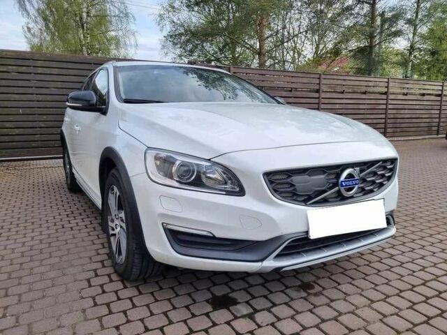 Белый Вольво B60, объемом двигателя 2.4 л и пробегом 177 тыс. км за 14800 $, фото 1 на Automoto.ua