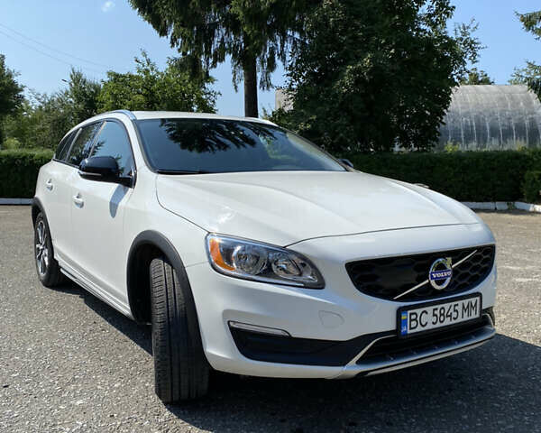 Белый Вольво B60, объемом двигателя 2.5 л и пробегом 140 тыс. км за 16800 $, фото 1 на Automoto.ua
