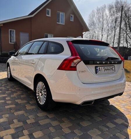 Белый Вольво B60, объемом двигателя 2.4 л и пробегом 217 тыс. км за 15500 $, фото 1 на Automoto.ua