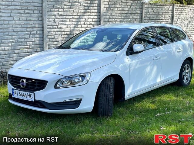 Белый Вольво B60, объемом двигателя 2.4 л и пробегом 220 тыс. км за 14500 $, фото 1 на Automoto.ua