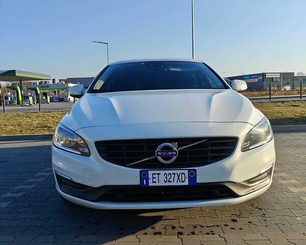 Белый Вольво B60, объемом двигателя 2 л и пробегом 280 тыс. км за 11876 $, фото 1 на Automoto.ua