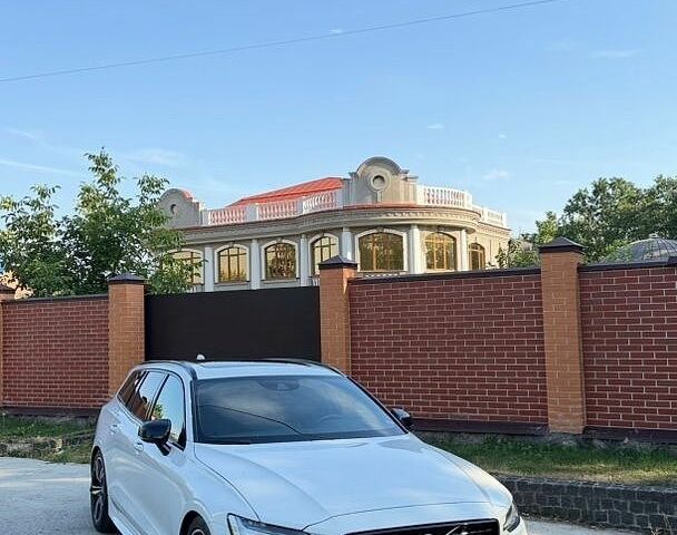 Белый Вольво B60, объемом двигателя 1.97 л и пробегом 179 тыс. км за 28900 $, фото 1 на Automoto.ua