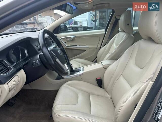 Бежевий Вольво B60, об'ємом двигуна 2 л та пробігом 239 тис. км за 11800 $, фото 1 на Automoto.ua