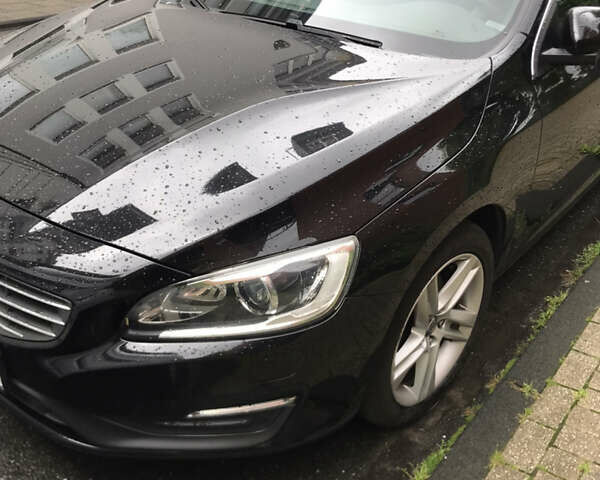 Черный Вольво B60, объемом двигателя 2 л и пробегом 242 тыс. км за 9044 $, фото 1 на Automoto.ua