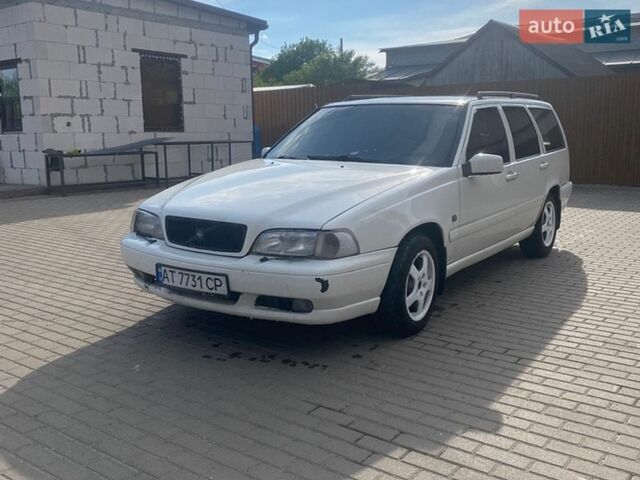 Белый Вольво В70, объемом двигателя 2.5 л и пробегом 370 тыс. км за 2700 $, фото 1 на Automoto.ua