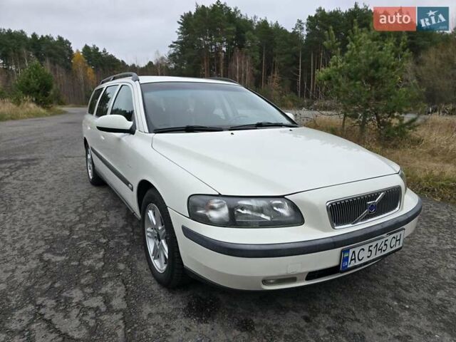 Белый Вольво В70, объемом двигателя 2.4 л и пробегом 350 тыс. км за 4200 $, фото 1 на Automoto.ua