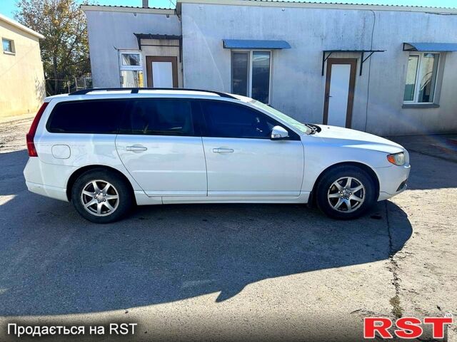 Білий Вольво V70, об'ємом двигуна 2.5 л та пробігом 300 тис. км за 4999 $, фото 1 на Automoto.ua