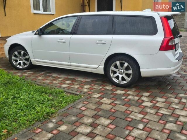 Білий Вольво V70, об'ємом двигуна 2 л та пробігом 246 тис. км за 7000 $, фото 1 на Automoto.ua