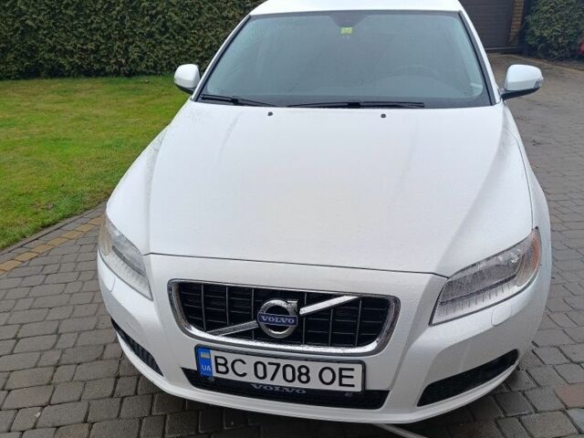 Белый Вольво В70, объемом двигателя 1.6 л и пробегом 245 тыс. км за 7499 $, фото 1 на Automoto.ua