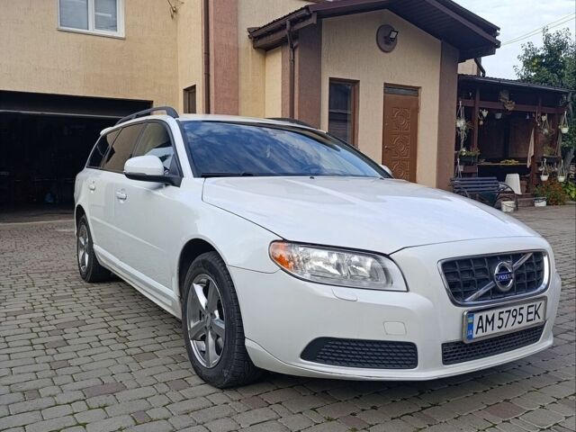 Білий Вольво V70, об'ємом двигуна 1.6 л та пробігом 242 тис. км за 8400 $, фото 1 на Automoto.ua