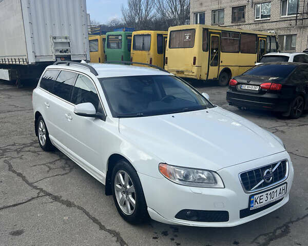Білий Вольво V70, об'ємом двигуна 1.56 л та пробігом 305 тис. км за 10600 $, фото 1 на Automoto.ua