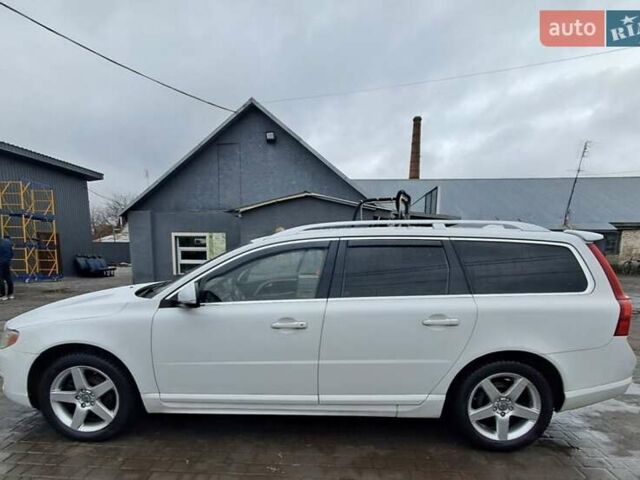 Белый Вольво В70, объемом двигателя 1.56 л и пробегом 267 тыс. км за 14597 $, фото 1 на Automoto.ua