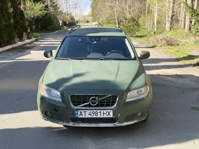 Белый Вольво В70, объемом двигателя 1.6 л и пробегом 300 тыс. км за 4500 $, фото 1 на Automoto.ua