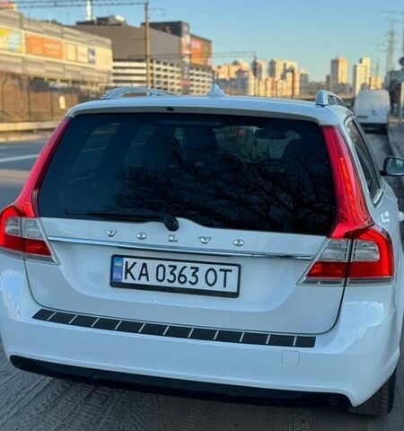 Белый Вольво В70, объемом двигателя 1.98 л и пробегом 252 тыс. км за 14900 $, фото 1 на Automoto.ua