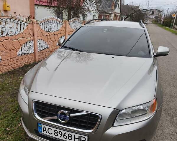 Бежевый Вольво В70, объемом двигателя 1.56 л и пробегом 256 тыс. км за 11000 $, фото 1 на Automoto.ua
