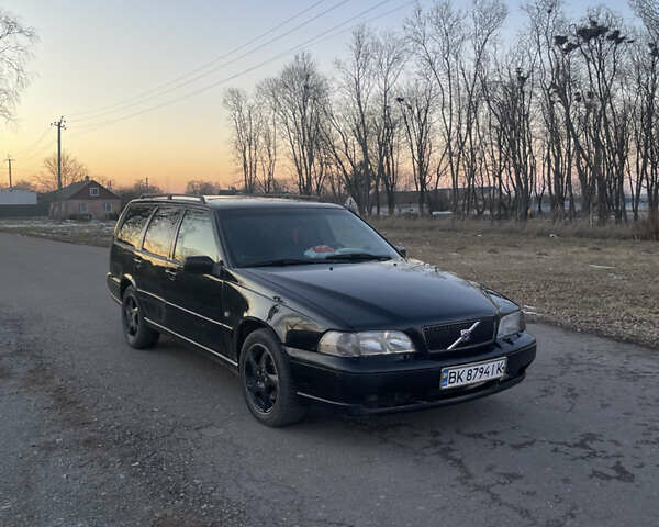Черный Вольво В70, объемом двигателя 2.4 л и пробегом 350 тыс. км за 2700 $, фото 1 на Automoto.ua