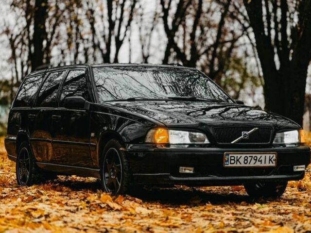 Черный Вольво В70, объемом двигателя 2.4 л и пробегом 300 тыс. км за 2999 $, фото 1 на Automoto.ua