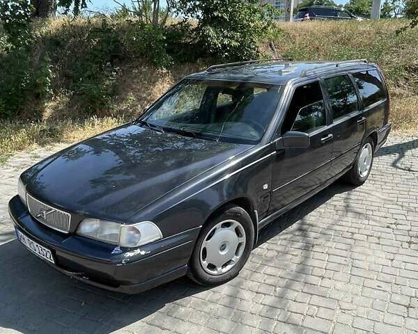 Черный Вольво В70, объемом двигателя 2.4 л и пробегом 266 тыс. км за 2500 $, фото 1 на Automoto.ua