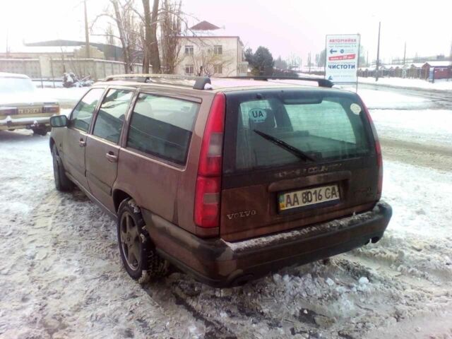 Коричневый Вольво В70, объемом двигателя 2.4 л и пробегом 508 тыс. км за 5000 $, фото 1 на Automoto.ua