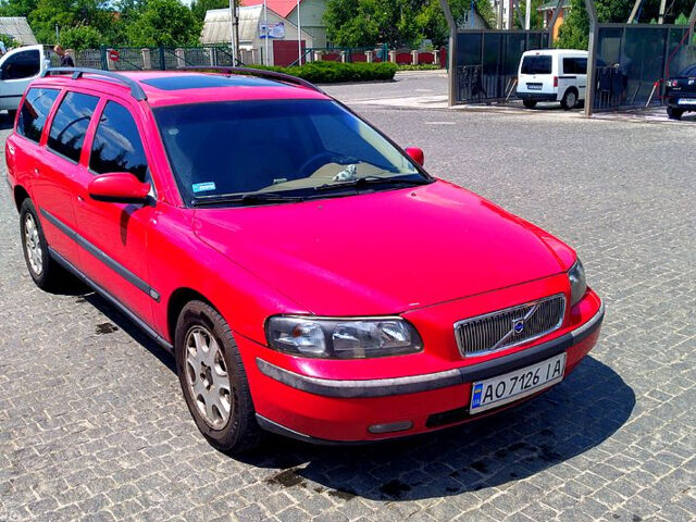 Красный Вольво В70, объемом двигателя 2.4 л и пробегом 280 тыс. км за 6500 $, фото 1 на Automoto.ua