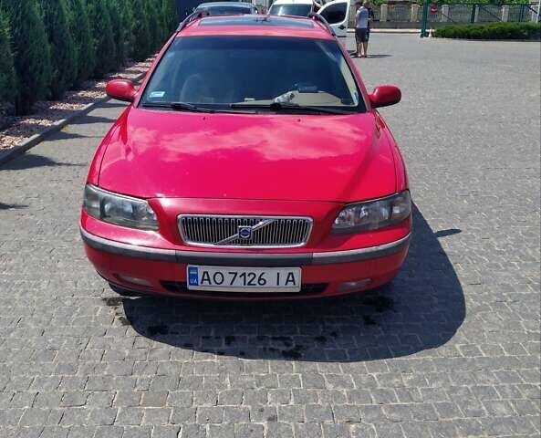 Червоний Вольво V70, об'ємом двигуна 2.44 л та пробігом 280 тис. км за 6400 $, фото 1 на Automoto.ua