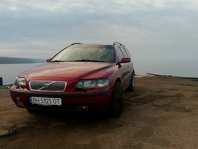 Красный Вольво В70, объемом двигателя 2.4 л и пробегом 405 тыс. км за 4500 $, фото 1 на Automoto.ua