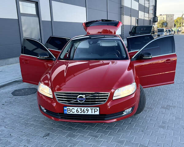 Красный Вольво В70, объемом двигателя 1.56 л и пробегом 290 тыс. км за 9999 $, фото 1 на Automoto.ua