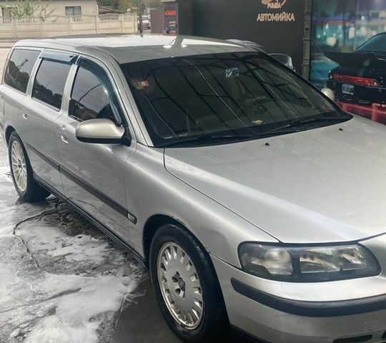 Сірий Вольво V70, об'ємом двигуна 2.5 л та пробігом 500 тис. км за 4530 $, фото 1 на Automoto.ua
