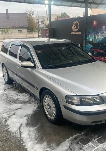 Серый Вольво В70, объемом двигателя 2.5 л и пробегом 500 тыс. км за 5100 $, фото 1 на Automoto.ua