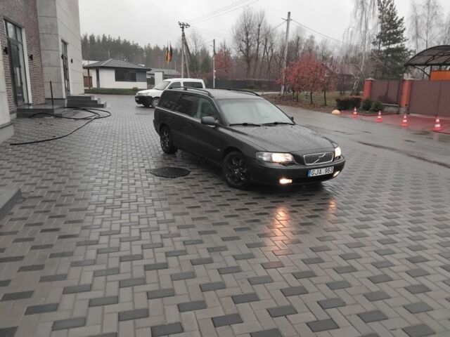 Серый Вольво В70, объемом двигателя 2.5 л и пробегом 362 тыс. км за 2500 $, фото 1 на Automoto.ua