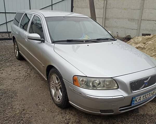 Серый Вольво В70, объемом двигателя 2.4 л и пробегом 423 тыс. км за 6800 $, фото 1 на Automoto.ua