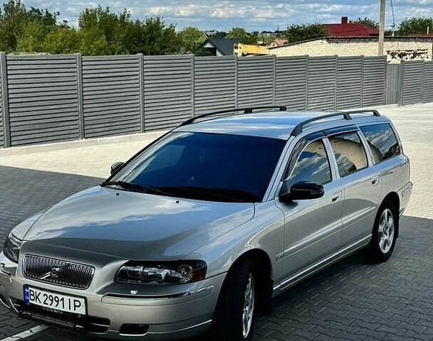 Серый Вольво В70, объемом двигателя 2.4 л и пробегом 377 тыс. км за 8199 $, фото 1 на Automoto.ua