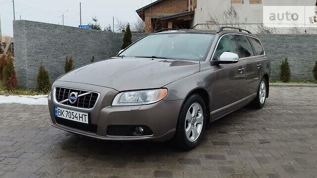 Сірий Вольво V70, об'ємом двигуна 2.4 л та пробігом 330 тис. км за 8100 $, фото 1 на Automoto.ua