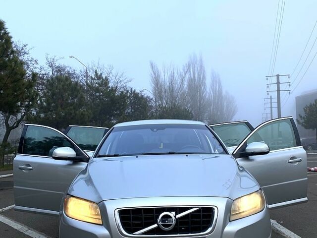 Сірий Вольво V70, об'ємом двигуна 2 л та пробігом 242 тис. км за 7600 $, фото 1 на Automoto.ua