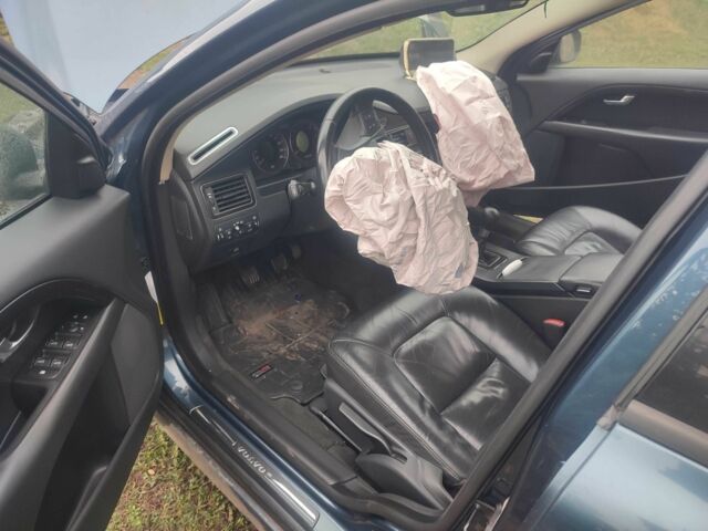 Синий Вольво В70, объемом двигателя 2 л и пробегом 240 тыс. км за 2000 $, фото 1 на Automoto.ua