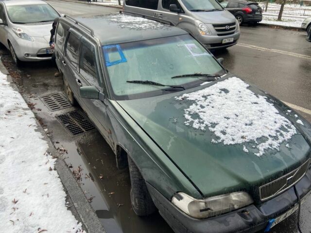 Зеленый Вольво В70, объемом двигателя 2.5 л и пробегом 500 тыс. км за 850 $, фото 1 на Automoto.ua
