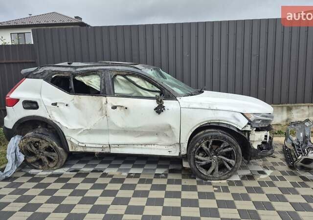 Вольво XC40 2018 в Ирпене на Automoto.ua Белый Вольво XC40, объемом двигателя 1.97 л и пробегом 168 тыс. км за 16000 $, фото 1 на Automoto.ua
