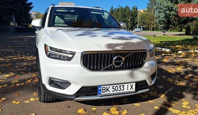 Вольво XC40 2018 в Ровно на Automoto.ua Белый Вольво XC40, объемом двигателя 1.97 л и пробегом 132 тыс. км за 23500 $, фото 1 на Automoto.ua