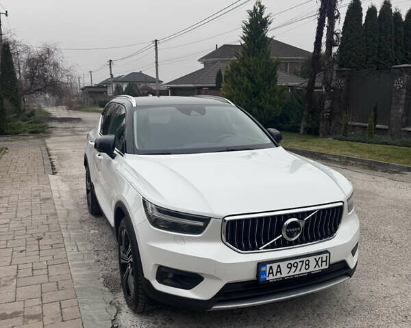 Белый Вольво XC40, объемом двигателя 5.5 л и пробегом 201 тыс. км за 28000 $, фото 1 на Automoto.ua