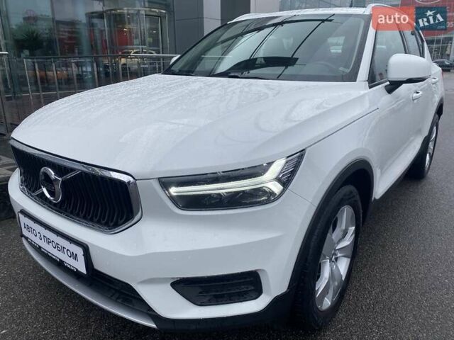 Белый Вольво XC40, объемом двигателя 1.97 л и пробегом 122 тыс. км за 28528 $, фото 1 на Automoto.ua
